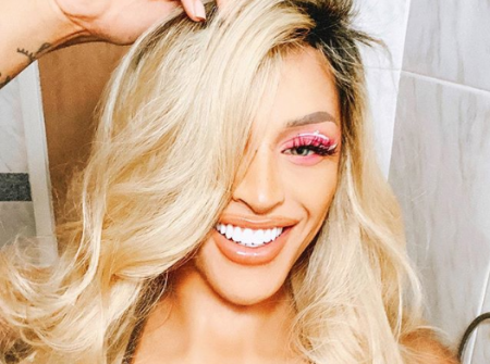 Pabllo Vittar faz show ousado e esfrega autógrafo nas partes íntimas