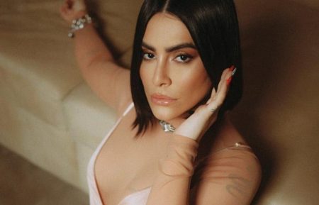 Cleo Pires exibe tatuagem nos seios e manda recado