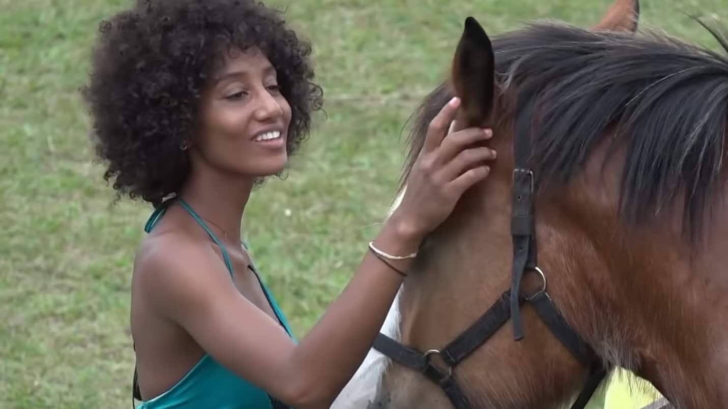 A Fazenda 2019: Cavalo tenta tirar roupa de Sabrina e peoa se surpreende