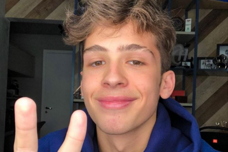 João Guilherme posta foto usando brinco feminino e internautas reprovam