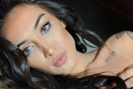 Sem sutiã, Gabi Melim posta foto sexy na piscina e deixa seguidores babando