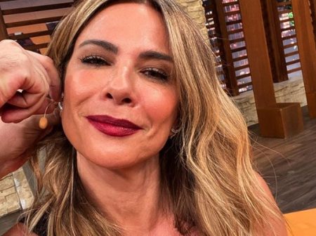 Luciana Gimenez causa de lingerie vermelha e dá abaixadinha na calcinha