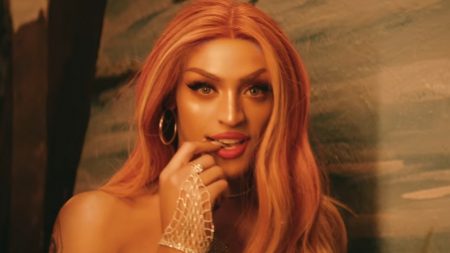 Pabllo Vittar lança o videoclipe de Amor de Que e bomba em visualizações