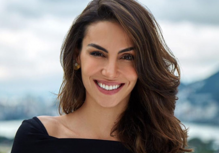 Mel Fronckowiak enlouquece os fãs e divulga foto com biquíni nude