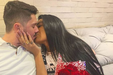 Pocah vai morar com Ronan Souza e manda mãe de volta para Caxias