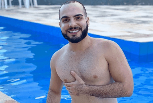 Ex-BBB Mahmoud surge nu, amarrado na cama e faz revelação