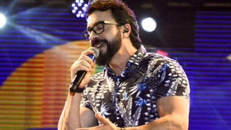 Padre Fábio de Melo chama a atenção com novo visual e camisa justa