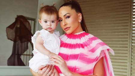 Sabrina Sato filma a filha toda encantada ao entrar em piscina