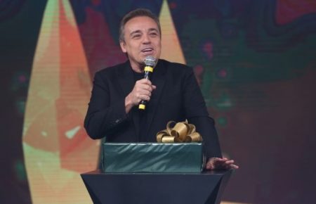Apresentador recebe presente de Gugu na Record e acaba chorando sem parar