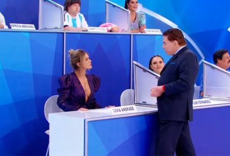 Silvio Santos causa ao perceber detalhe no decote de Lívia Andrade