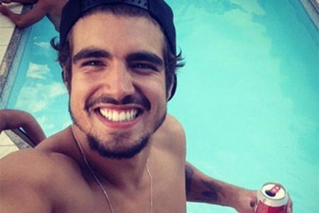 Ceia de Natal sem luxo de Caio Castro dá o que falar na web