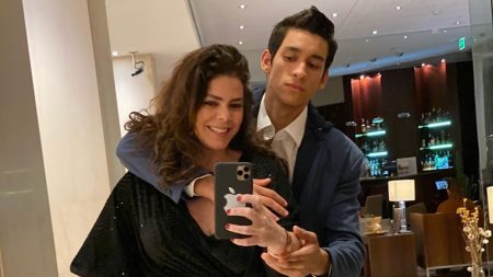 Gisele Fraga faz carícia no namorado 30 anos mais novo e ele retribui com mão boba