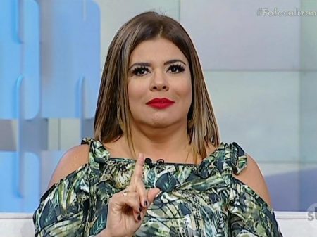 Mara Maravilha posa com colegas do SBT nos bastidores e fala de Silvio Santos