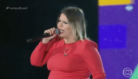 Marília Mendonça impressiona com barrigão de grávida no Festeja Brasil
