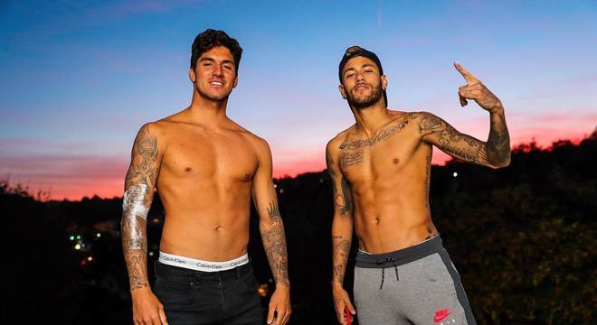 Neymar e Gabriel Medina provam amizade e se vestem quase combinando