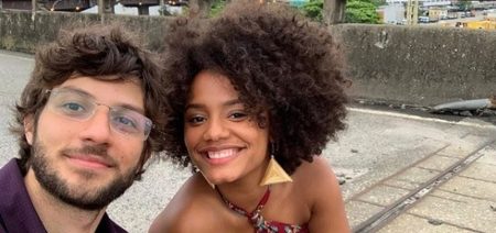 Chay Suede e Jessica Ellen são xingados durante cena e explicam motivo