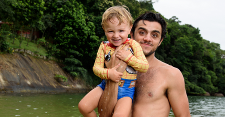 Felipe Simas compartilha momento encantador com o filho