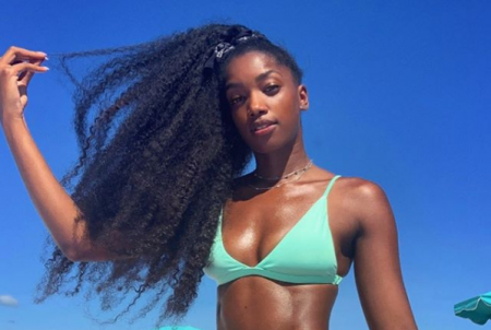 Iza empina o bumbum e rebola ao som de música natalina