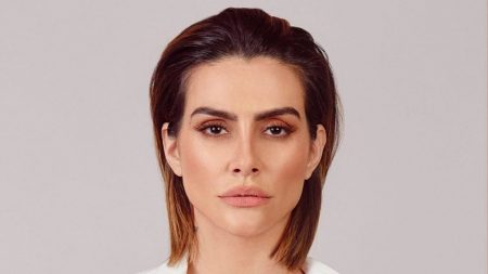 Cleo Pires faz denúncia em delegacia e acaba tirando foto com advogado