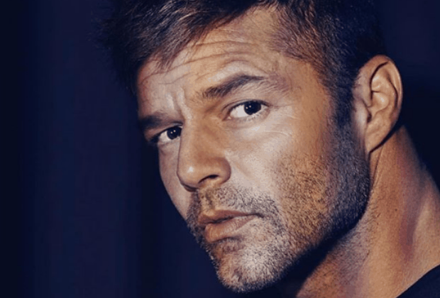 Vídeo de Ricky Martin apalpando o volumão causa furor na web