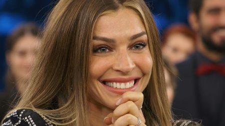 Grazi Massafera arranca risos ao reclamar de buffet do Troféu Domingão