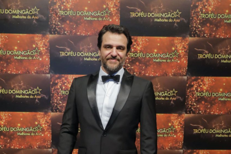 Rodrigo Lombardi “furta” troféu do Melhores do Ano e diverte a web