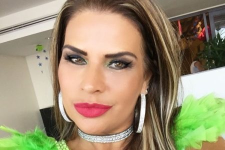 Solange Gomes traz à tona foto sem sutiã e dá o que falar