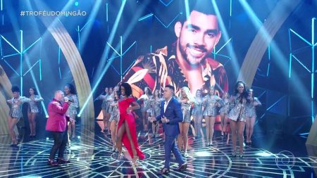 Iza, Ferrugem e Felipe Araújo homenageiam Gabriel Diniz no Troféu Domingão
