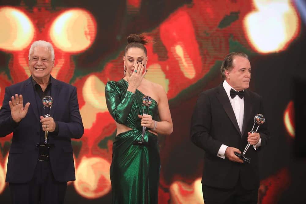 Claudia Raia se emociona e dedica prêmio a Jorge Fernando