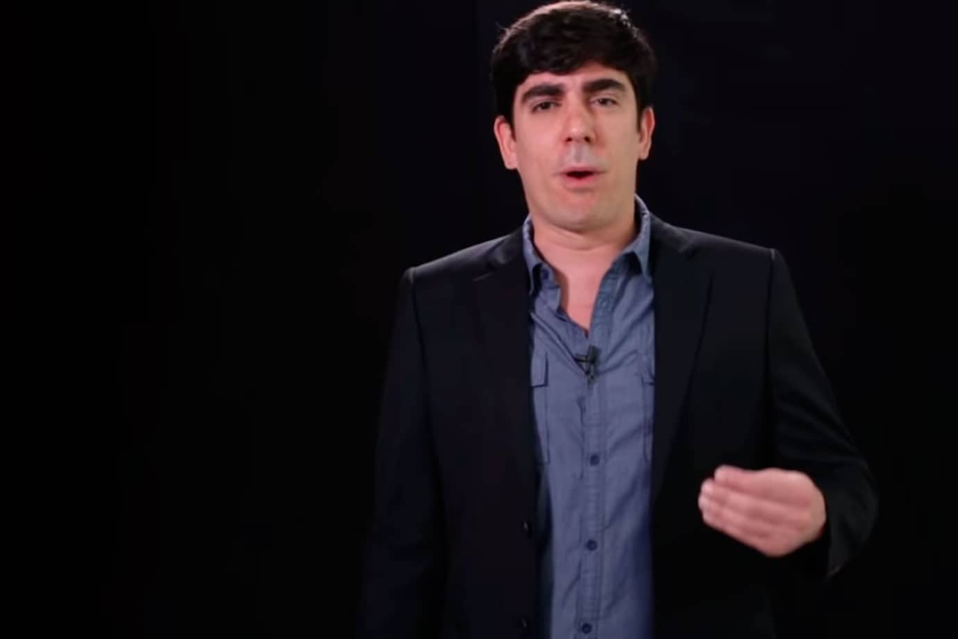 Marcelo Adnet aceita desfilar na Sapucaí com fantasia inusitada