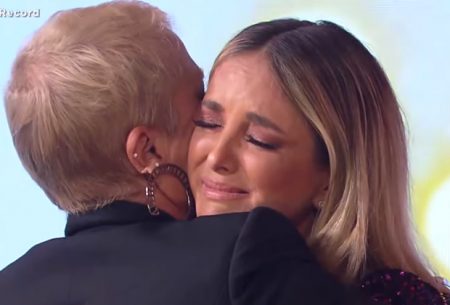 Ticiane Pinheiro desabafa, vai às lágrimas e é consolada por Xuxa no Família Record
