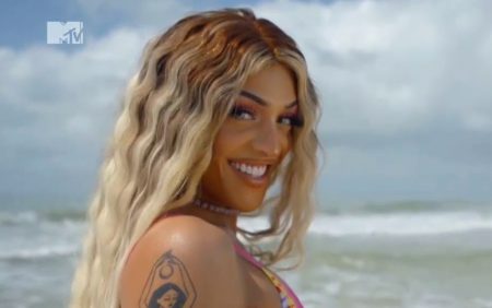 Solteira, Pabllo Vittar entra no De Férias com o Ex e beija participante na boca