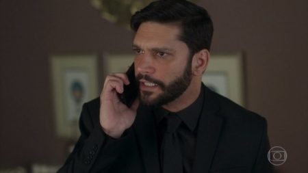 Armando Babaioff chora ao ver ex-vizinha na TV e revela o que ela fez por ele