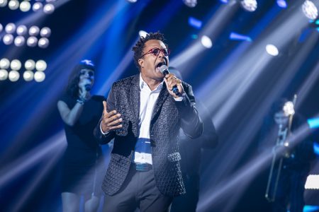 Vencedor do The Voice Brasil faz show surpresa em shopping