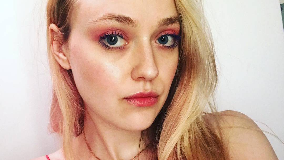 Dakota Fanning aparece nua em pose inusitada para foto