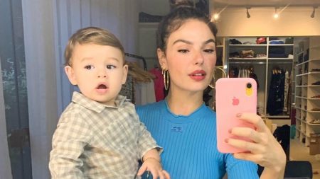 Isis Valverde sorri ao fazer chamego no marido e no filho em vídeo