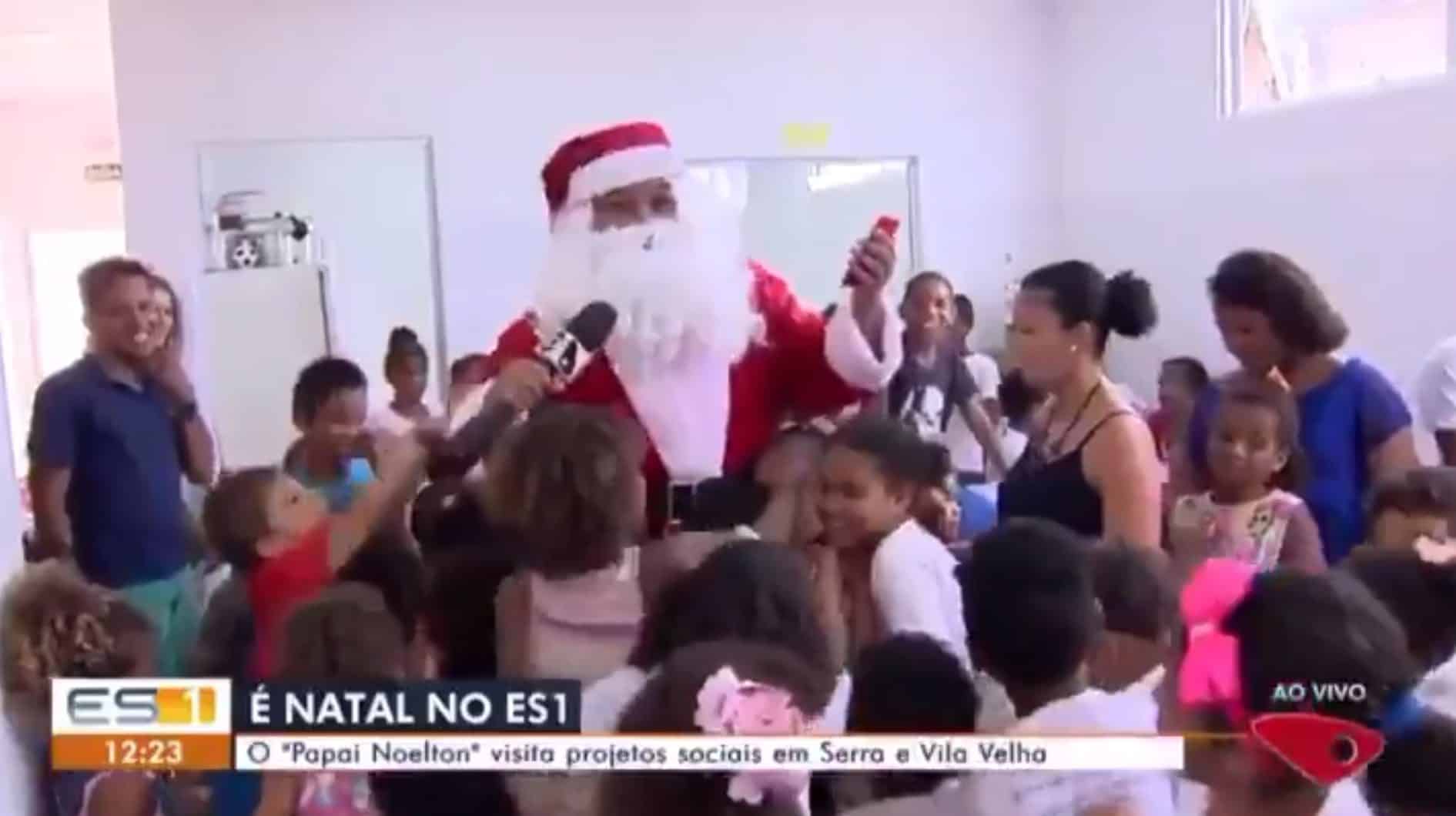 Repórter da Globo surge de Papai Noel e leva tombo ao vivo; assista