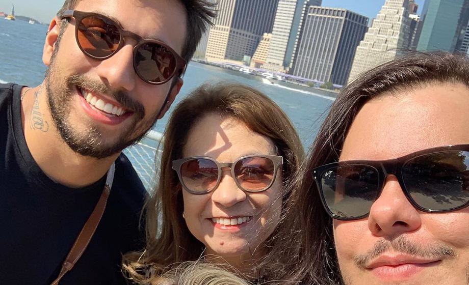 Marcus Majella viaja com o namorado e com a mãe para Dubai