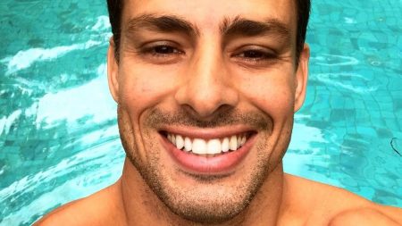 Cauã Reymond posta foto com o irmão e beleza do rapaz deixa web em choque