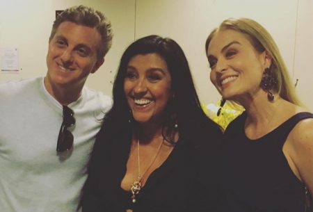 Regina Casé comemora presente de Natal enorme de Luciano Huck e Angélica