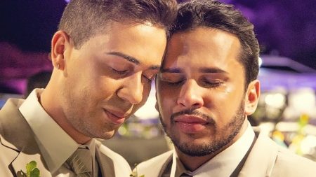 Carlinhos Maia posa ao lado do marido e faz declaração de amor