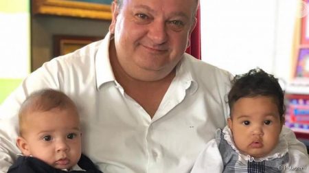 Erick Jacquin comemora aniversário dos gêmeos com bebês vestidos de mini-chefes
