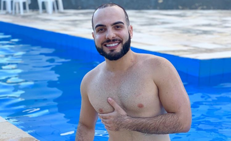 Ex-BBB Mahmoud posta foto ousada com rapaz na cama e desabafa