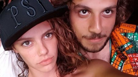 Esposa de Chay Suede divulga foto beijando a filha na hora do parto