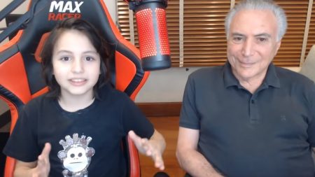 Michelzinho vira youtuber e entrevista com Temer viraliza na web