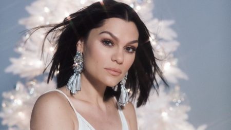 Jessie J esbanja sensualidade em ensaio fotográfico e fala sobre celulite