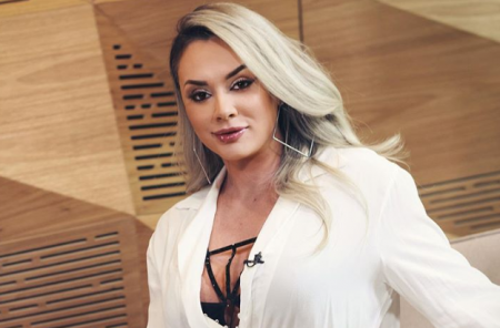 Juju Salimeni faz elogio às mulheres e impressiona com look ousadíssimo