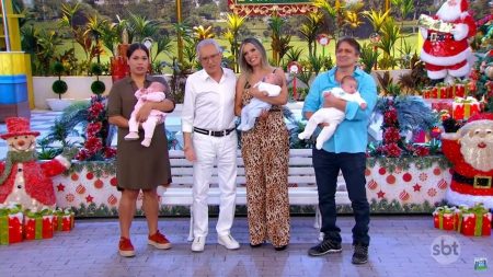 Carlos Alberto de Nóbrega apresenta netos trigêmeos no A Praça é Nossa