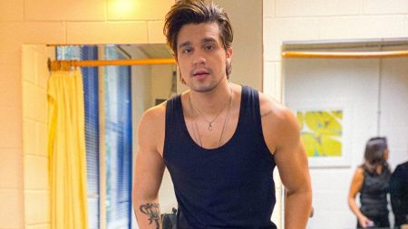 Luan Santana ostenta corpo musculoso em foto sem camisa