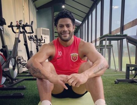 Jogador Hulk Paraíba surge aos beijos com mulher em posição inusitada